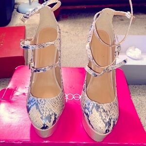 Preowned womens high heels